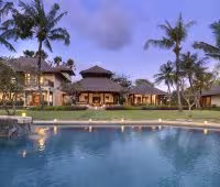 Villa Arika, Vue de la Villa de la piscine