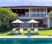 Villa Aiko, Villa aus dem Garten