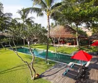 Villa Maridadi, Piscina y Jardín